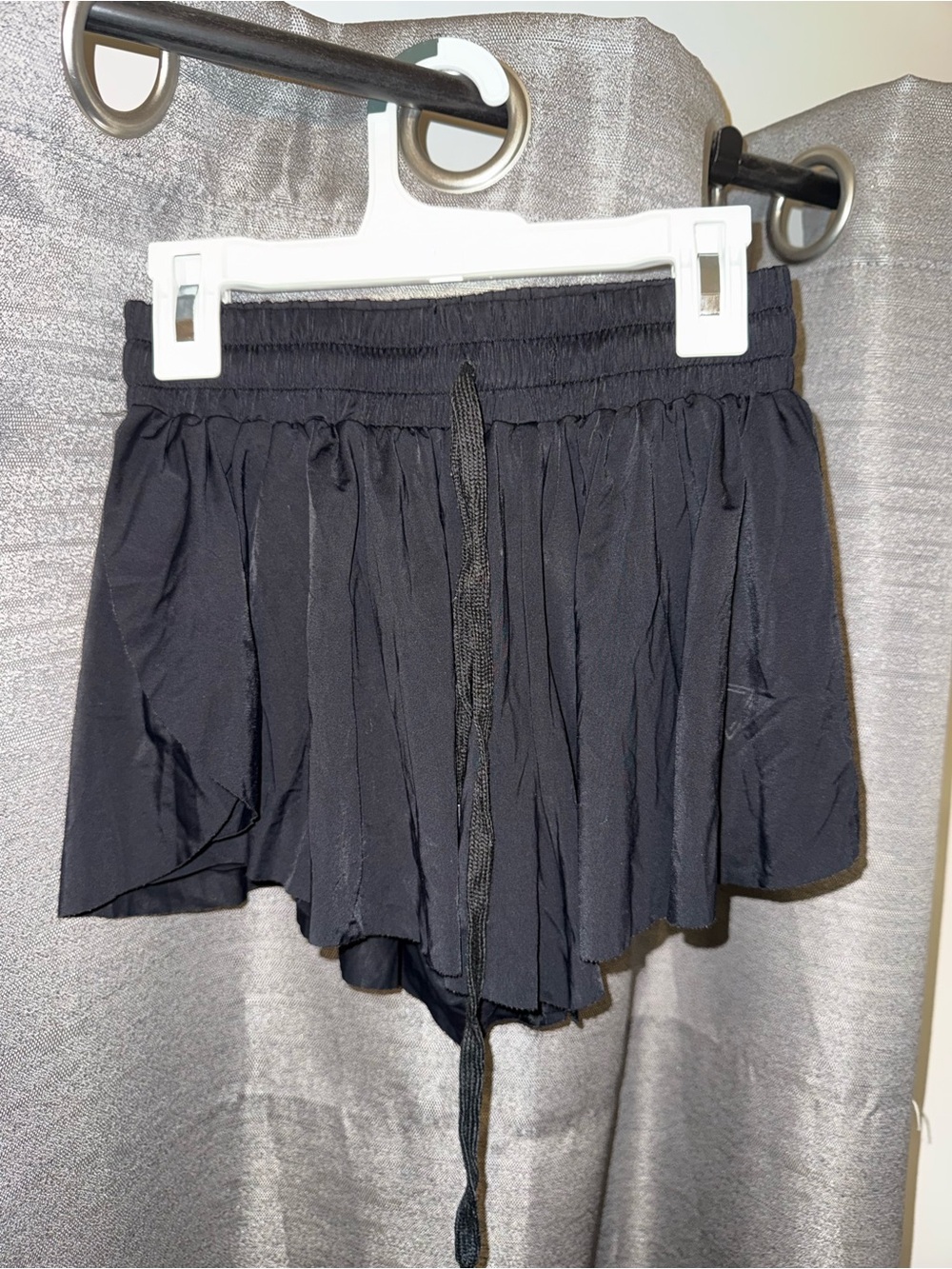 Black Women’s Elastic Waist Pleated Shorts